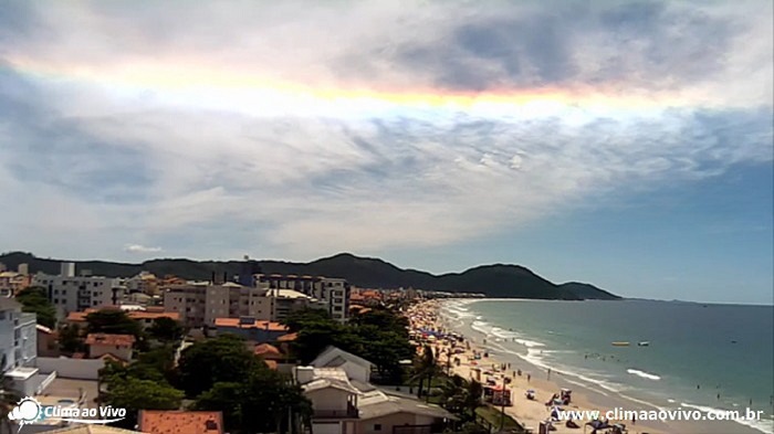 na imagem mostra o fenômeno iridescência registrado na cidade de Florianópolis Santa Catarina 